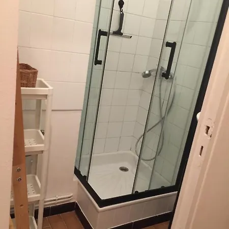 Renove Dans Tranquille ,au Calme,200m De La Avec Parking Prive Apartament